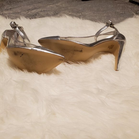 Silver Heels - Picture 2 of 4